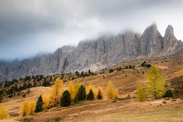 Picos de montaña de dolomita cubiertos de niebla durante el amanecer — Foto de Stock