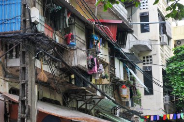 Karışık elektrik şebekesi ve telekomünikasyon kabloları.,