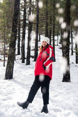 Genç, mutlu ve güzel bir delikanlı karın başında duruyor ve gülümsüyor.. 