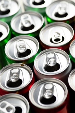 Kullanılan boş alüminyum kutular geri dönüşüm için hazır