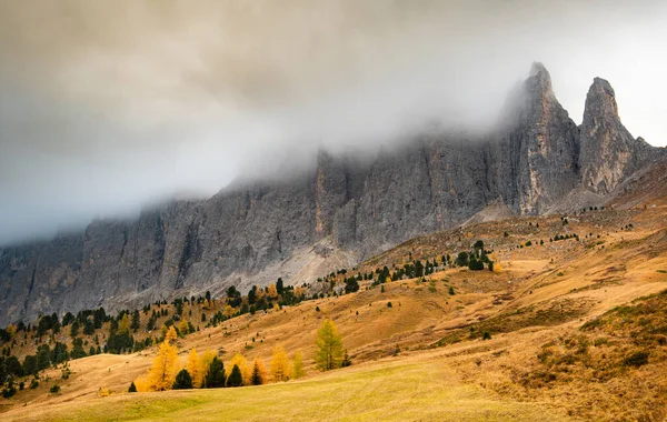 Picos de montaña de dolomita cubiertos de niebla durante el amanecer —  Fotos de Stock