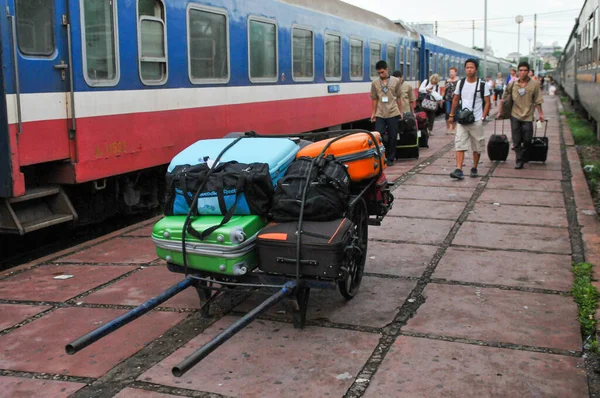 Trains at the train station waiting for the passengers. — Stock Photo, Image