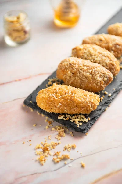 Deliciosas y sabrosas galletas griegas de miel con nueces Imágenes de stock libres de derechos