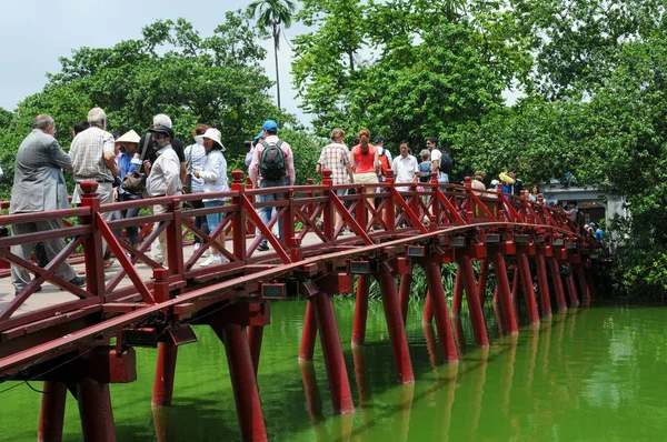 Menschen auf der roten Huc-Brücke, die zur Jadeinsel führt. Hanoi Vietnam — Stockfoto