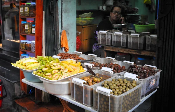 Vietnamesisk kvinna säljer färsk mat och grönsaker på Hanoi stad — Stockfoto