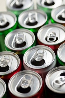 Kullanılan boş alüminyum kutular geri dönüşüm için hazır