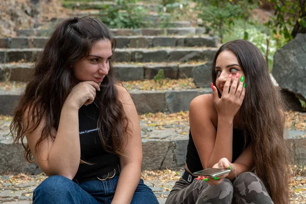 Jóvenes mujeres jóvenes felices y hermosas sonriendo y charlando . —  Fotos de Stock