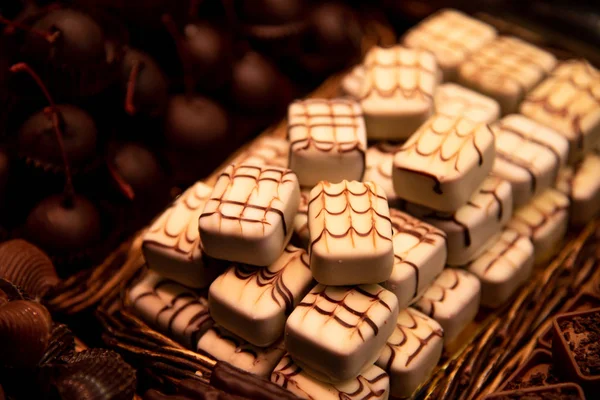Délicieuse et savoureuse barre sucrée de chocolats blancs à une confiserie — Photo