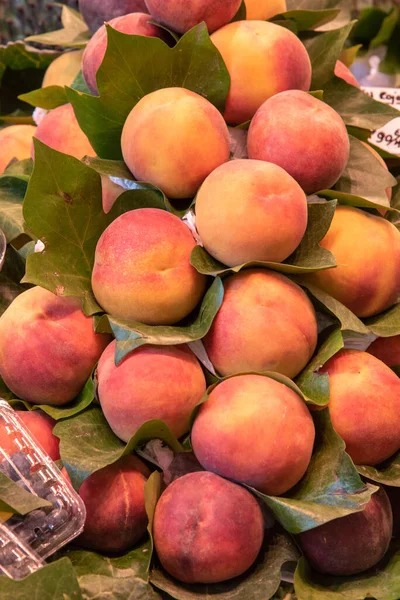 果物市場で新鮮な健康的なおいしいとジューシーな桃の果物 — ストック写真