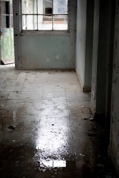 Interior Corridor Abandoned Hospital Broken Windows Sunlight Entering Building — Stock Photo, Image