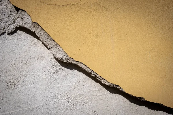Old Cracked Dangerous Collapsing Yellow Wall Abandoned House — Stock Photo, Image