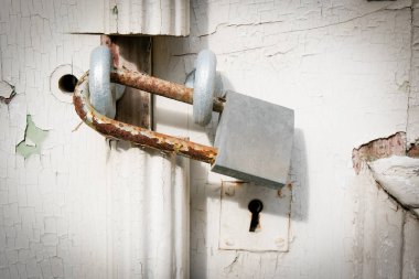  Kıbrıs Rum Kesimi 'nin merkezindeki Eleftheria veya Liberty Meydanı' nda insanlar gece boyunca yürüyorlar