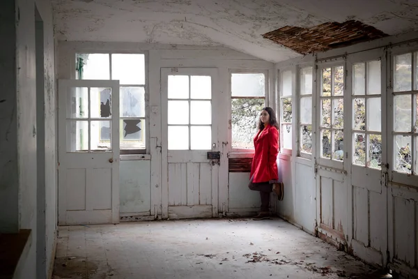 Jovem Bela Mulher Vestida Vermelho Esquina Uma Sala Abandonada — Fotografia de Stock