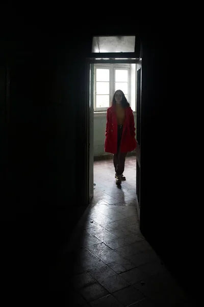 Kırmızılı Güzel Bir Kadın Terk Edilmiş Bir Odanın Açık Kapısından — Stok fotoğraf