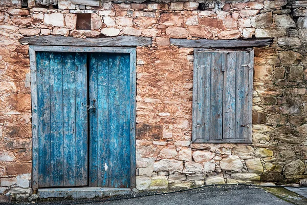 Vintage Holz Geschlossene Blaue Tür Und Fenster Einer Steinmauer Aus — Stockfoto