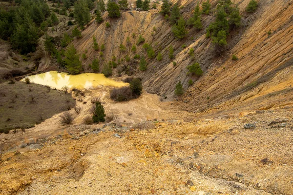 Small Lake Yellow Toxic Water Ore Mine Cyprus — Stock fotografie