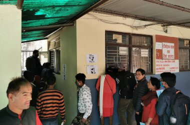  Hastane dışında koruyucu maskeler takan insanlar Coronavirus ve Nepal Katmandu 'daki diğer sağlık hastalıkları için sağlık kontrolü bekliyorlar. Asya