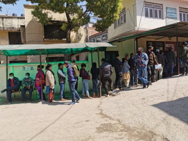  Hastane dışında koruyucu maskeler takan insanlar Coronavirus ve Nepal Katmandu 'daki diğer sağlık hastalıkları için sağlık kontrolü bekliyorlar. Asya