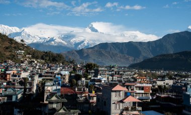 Orta Nepal, Asya 'da Annapurna Dağları' nın karla kaplı olduğu Pokhara şehri.