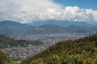 Orta Nepal, Asya 'da Annapurna Dağları' nın karla kaplı olduğu Pokhara şehri.