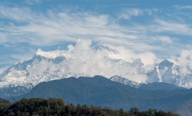 Humalayalar 'daki ünlü Annapurna kitlesi kuzey-orta Nepal Asya' da kar ve buzla kaplı.