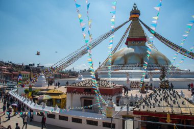 Ünlü Boudha Stupa 'daki insanlar, Nepal' deki Kathmandu şehrindeki en büyük stupalardan biri.