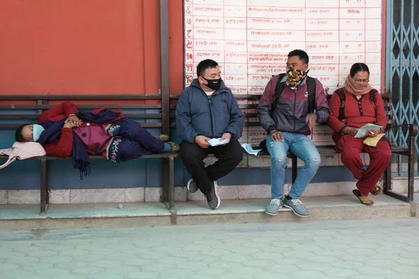 Des Personnes Portant Des Masques Protecteurs Devant Hôpital Attendant Bilan — Photo