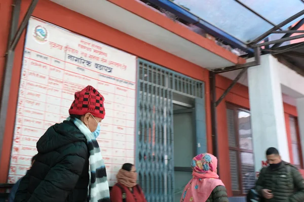 Hastane Dışında Koruyucu Maskeler Takan Insanlar Coronavirus Nepal Katmandu Daki — Stok fotoğraf