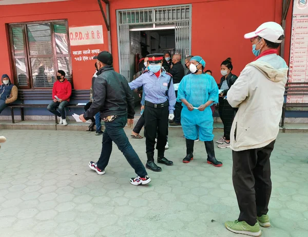 Hastane Dışında Koruyucu Maskeler Takan Insanlar Coronavirus Nepal Katmandu Daki — Stok fotoğraf