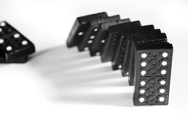 Zwarte Domino Blokken Vallen Geïsoleerd Witte Achtergrond — Stockfoto