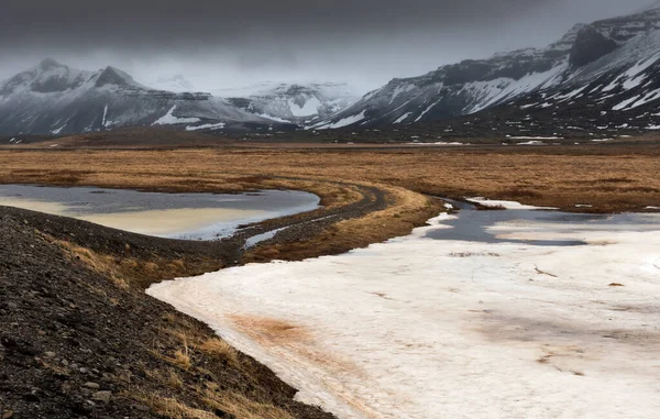 Tipico Paesaggio Drammatico Islandese Con Lago Ghiacciato Montagne Coperte Neve — Foto Stock