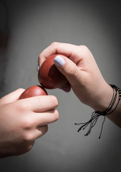 Duas Pessoas Bater Nos Ovos Vermelhos Páscoa Tradição Pascal Chipre — Fotografia de Stock