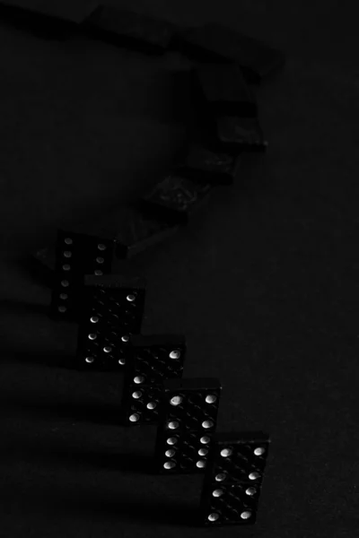 Чорні Доміно Блоки Ряд Падають Ізольовані Чорному Тлі — стокове фото