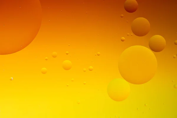 明るい抽象的で黄色の背景と空飛ぶ泡とコピースペース — ストック写真