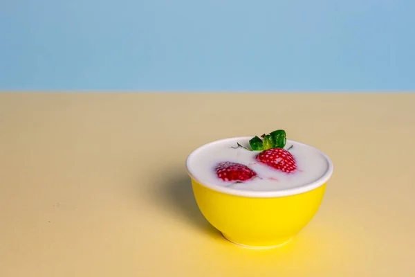 Fresh Red Strawberries Bowl Full Fresh Milk Colored Background — Stock Photo, Image