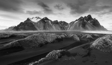 İzlanda manzarasının siyah beyaz görüntüsü Güney İzlanda, Hofn, Stoksnes yarımadası ünlü Vestrahorn Dağları ve dramatik gökyüzü.