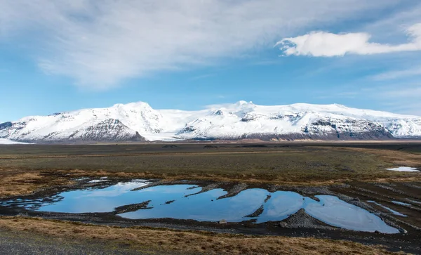 Winterberg Ijslands Landschap Met Bergen Bedekt Met Sneeuw Blauwe Bewolkte — Stockfoto