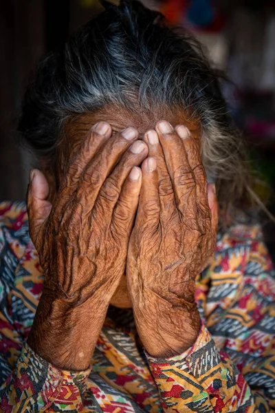 Tanımlanamayan Büyükanne Kırışık Elleriyle Yüzüne Dokunuyor — Stok fotoğraf