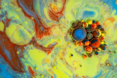 Yağ ve sütle karıştırılmış çeşitli renklere sahip renkli sanatsal arkaplan