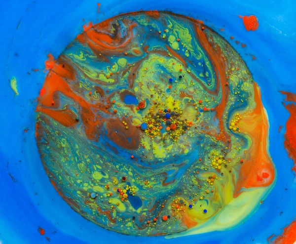 五彩缤纷的艺术背景 各种颜色 混合着油和牛奶 使地球的形状焕然一新 — 图库照片