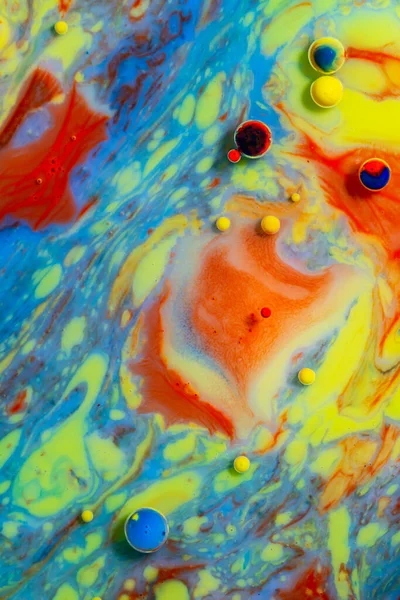 油絵具と牛乳を混ぜた様々な色のカラフルな芸術的背景 — ストック写真