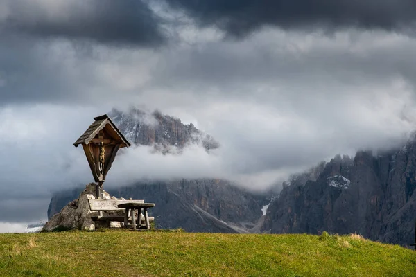 Alpe Siusi Vadisi Dolomiti Talya Mesih Birlikte Kutsal Bir Çarmıhta — Stok fotoğraf