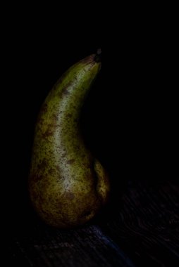 Stüdyoda taze ve sağlıklı bir armut meyvesi yakın plan. Siyah arka plan. Alçak Anahtarlı Fotoğrafçılık