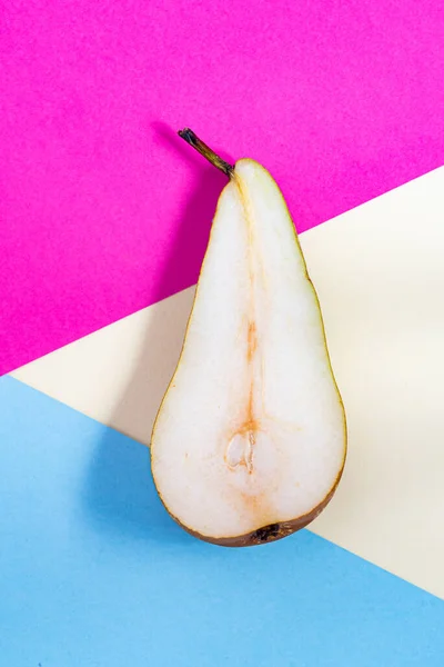 黄色のピンクと青の背景に健康な梨の果実のスライス 創造的な静物画 — ストック写真