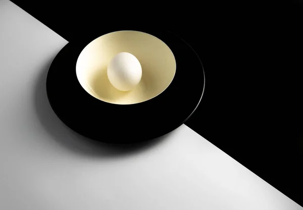 Huevo Blanco Bol Amarillo Sobre Fondo Blanco Negro Estudio Bodegón — Foto de Stock