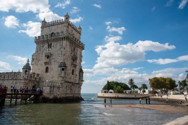 Lizbon, Portekiz, 19 Ekim 2018: Lizbon 'daki Tagus Nehri' ndeki ünlü ve pitoresk Belem Kulesi