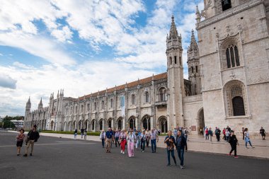 Lizbon, Portekiz, 19 Ekim 2018: Lizbon 'daki Belem bölgesinde Jeronimos Manastırı veya Hieronymites Manastırı' na bakan parkın dışında yürüyen turistler