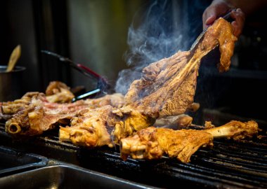 Pekin Çin 'in çerez sokağında ızgarada pişirilmiş leziz tavuk. Asya mutfağı
