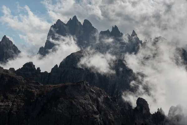 Pics Montagne Couverts Nuages Dans Région Tre Cime Italie — Photo