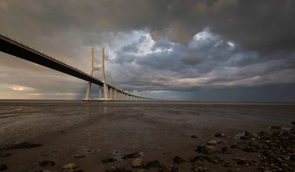 Vasco Gama Bridge Sunset Dramatic Cloudy Sky Lisbon — Stock Photo, Image